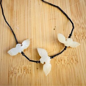 Vintage Mother Of Pearl Hand Carved 3 Dove Bird Silver Tone Beaded Necklace 13in